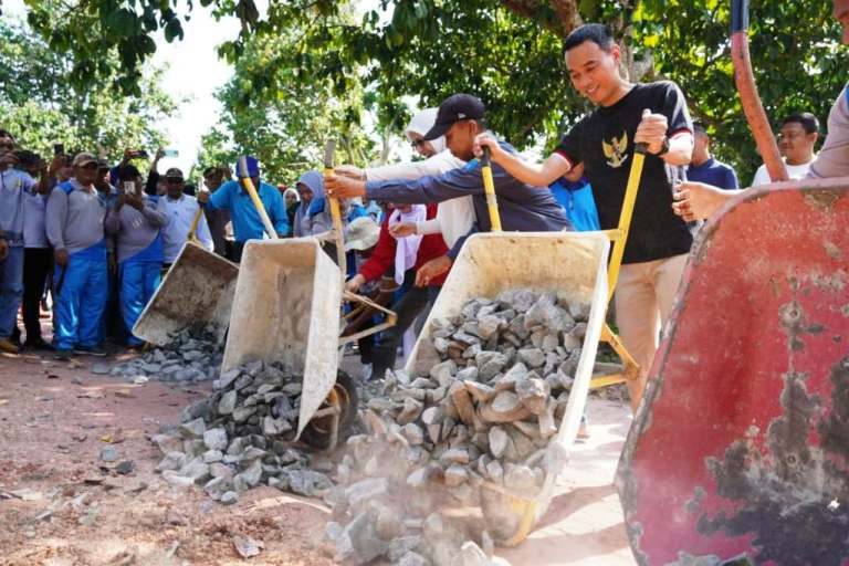 Bupati OKI, H. Muchendi Mahzareki, bersama masyarakat Desa Jambu Ilir melaksanakan Gerakan Bersama Rakyat (Gebrak), berupa gotong royong perbaikan jalan sekaligus penanaman pohon durian, pada hari Jum'at, tanggal 8 Agustus 2025. (BEKISARMEDIA.ID/SIKUMBANG)