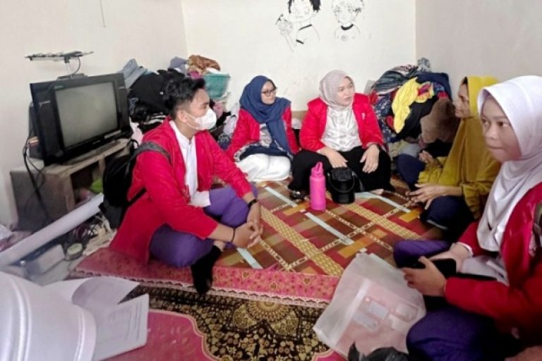 Mahasiswa Program Studi Kesehatan Masyarakat dari Universitas Kader Bangsa, melakukan dialog dengan warga terkait dengan praktek pada mata kuliha Kesehatan Lingkungan Kawasan Industri, hari Selasa, tanggal 5 Agustus 2025. (BEKISARMEDIA.ID/MARWAH)