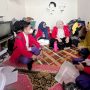 Mahasiswa Program Studi Kesehatan Masyarakat dari Universitas Kader Bangsa, melakukan dialog dengan warga terkait dengan praktek pada mata kuliha Kesehatan Lingkungan Kawasan Industri, hari Selasa, tanggal 5 Agustus 2025. (BEKISARMEDIA.ID/MARWAH)