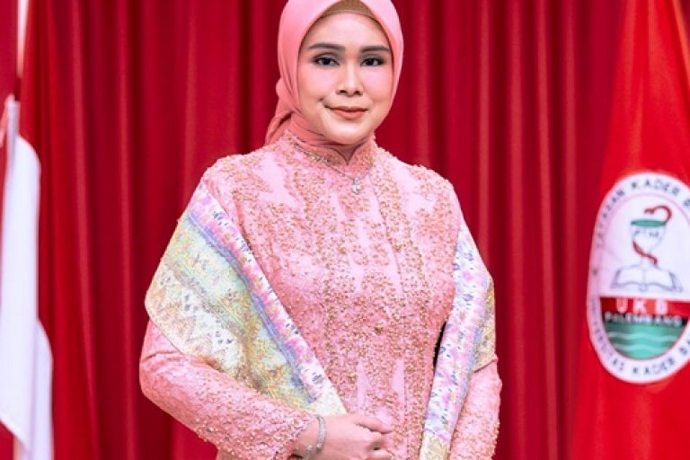 Rektor Universitas Kader Bangsa, Dr. dr. Fika Minata Wathan, M.Kes, (foto : dokumen UKB)