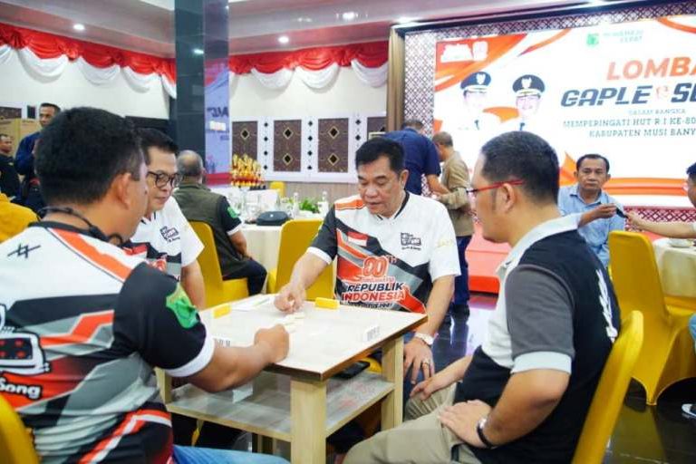 Bupati Muba, M. Toha, membuka gelaran Lomba Gaple dan Song di Pendopoan Griya Bumi Serasan Sekate, pada hari Selasa malam, tanggal 12 Agustus 2025. (BEKISARMEDIA.ID/SIKUMBANG)