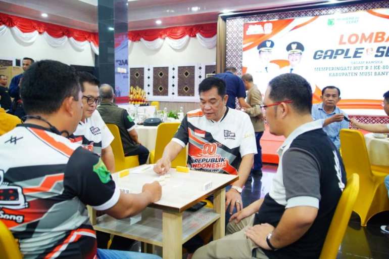 Bupati Muba, M. Toha, membuka gelaran Lomba Gaple dan Song di Pendopoan Griya Bumi Serasan Sekate, pada hari Selasa malam, tanggal 12 Agustus 2025. (BEKISARMEDIA.ID/SIKUMBANG)