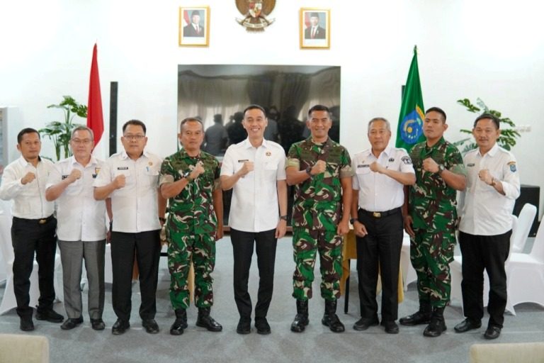 Bupati Ogan Komering Ilir (OKI), H. Muchendi Mahzareki, menerima kunjungan silaturahmi Komandan Brigade Infanteri 8 Garuda Cakti (Danbrigif 8/GC), Kolonel Inf Enrico Setiyo Nugroho, di Pendopo Rumah Dinas Bupati OKI, pada hari Rabu, tanggal 13 Agustus 2025. (BEKISARMEDIA.ID/SIKUMBANG)