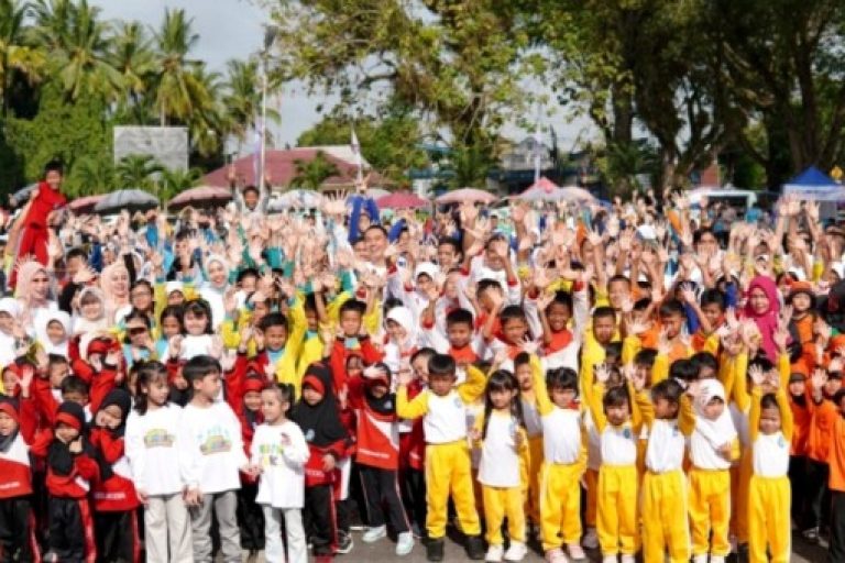 Bupati Kabupaten OKI, H. Muchendi Mahzareki, menghadiri Puncak Peringatan Hari Anak Nasional yang digelar di Halaman Gedung Kesenian Kayuagung, hari Selasa, tanggal 5 Agustus 2025. (BEKISARMEDIA.ID/SIKUMBANG)