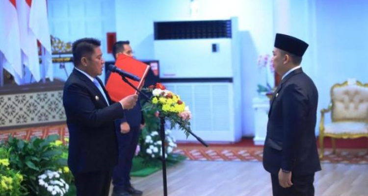Gubernur Provinsi Sumatera Selatan (Sumsel), Herman Deru, secara resmi mengukuhkan dr. Arios Saplis sebagai Kepala Perwakilan Badan Kependudukan dan Keluarga Berencana Nasional (BKKBN) Sumsel yang baru, dalam acara yang berlangsung di Griya Agung Palembang, pada hari Selasa pagi, tanggal 5 Agustus 2025. (BEKISARMEDIA.ID/SIKUMBANG)