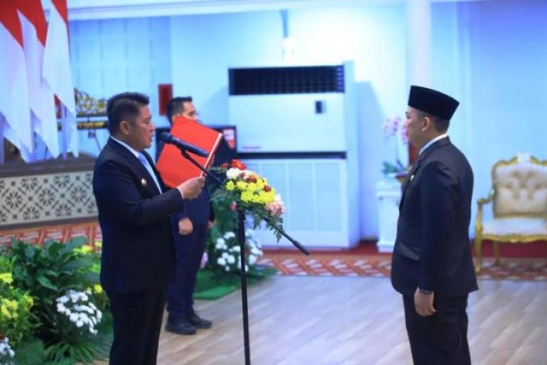 Gubernur Provinsi Sumatera Selatan (Sumsel), Herman Deru, secara resmi mengukuhkan dr. Arios Saplis sebagai Kepala Perwakilan Badan Kependudukan dan Keluarga Berencana Nasional (BKKBN) Sumsel yang baru, dalam acara yang berlangsung di Griya Agung Palembang, pada hari Selasa pagi, tanggal 5 Agustus 2025. (BEKISARMEDIA.ID/SIKUMBANG)
