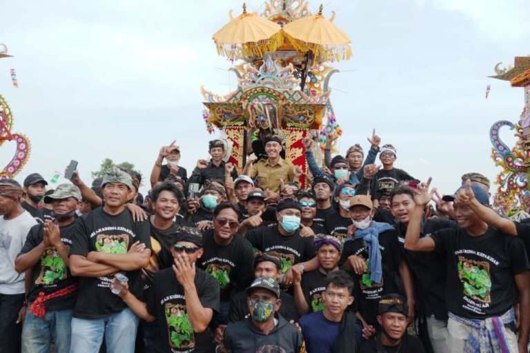 Bupati OKI, H. Muchendi Mahzareki, menghadiri Upacara Ngaben Massal di Desa Tugu Mulyo, Kecamatan Lempuing, pada hari Senin, tanggal 4 Agustus 2025. (BEKISARMEDIA.ID/SIKUMBANG)