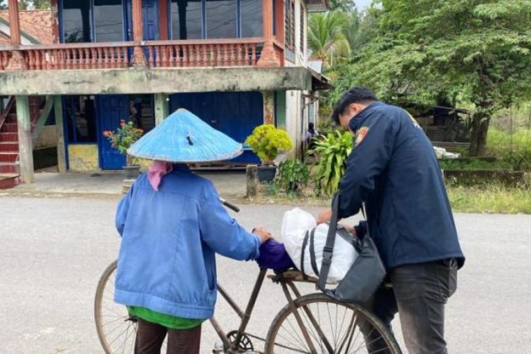 Satuan Reserse Kriminal (Satreskrim) Polres Musi Rawas Utara (Muratara) menyerahkan paket sembako kepada warga yang melintas, dalam program Jum'at Berbagi. (foto : BEKISARMEDIA.ID/JAMIL)