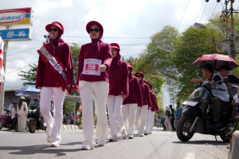 ratusan peserta dari kalangan pelajar SMA, perwakilan Organisasi Perangkat Daerah (OPD), hingga masyarakat umum ikut ambil bagian dalam ajang Gerak Jalan Ketepatan Waktu, pada hari Kamis, tanggal 14 AGustus 2025. (BEKISARMEDIA.ID/SIKUMBANG)