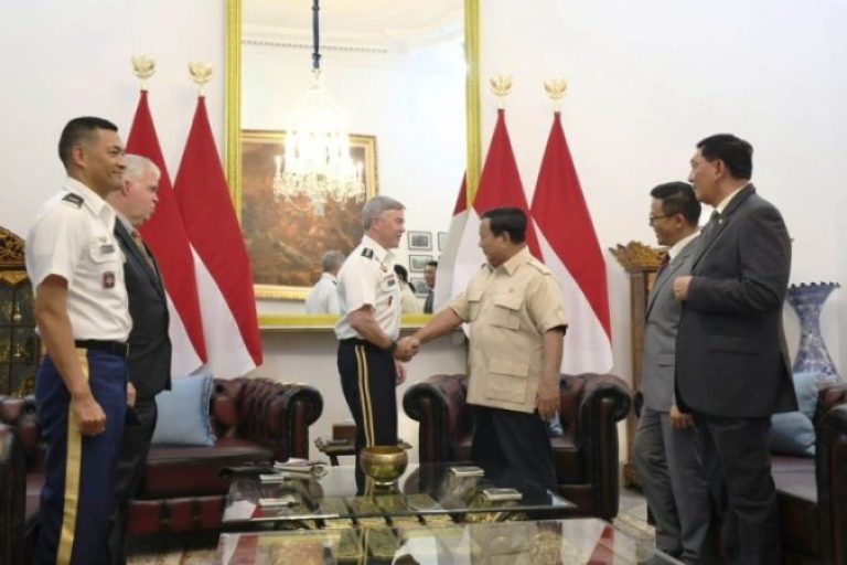 Presiden Republik Indonesia, Prabowo Subianto, menerima kunjungan Komandan Komando Operasi Khusus Amerika Serikat, Jenderal Bryan Fenton, di Istana Merdeka, Jakarta, pada hari Senin, tanggal 4 Agustus 2025. foto : BPMI Setpres/Laily Rachev