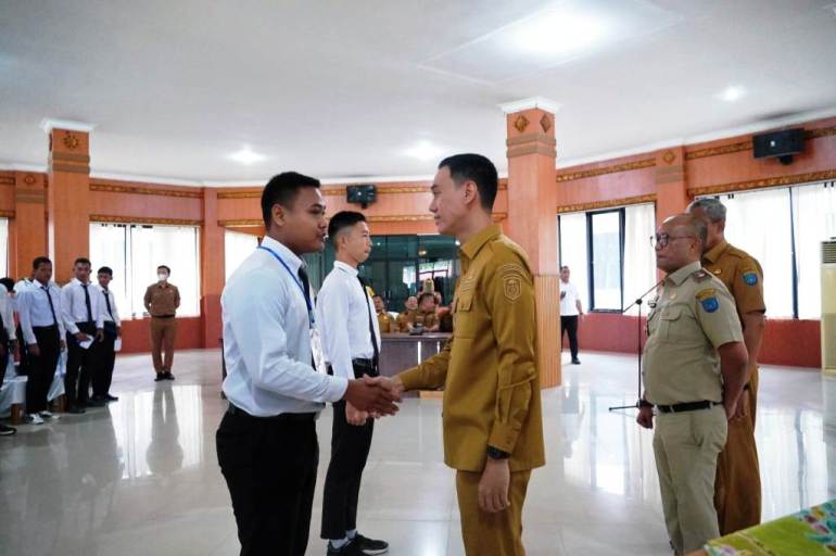 Bupati Kabupaten OKI, H. Muchendi Mahzareki, membuka Pelatihan Bahasa Jepang yang digelar oleh Dinas Tenaga Kerja dan Transmigrasi, pada hari Selasa, tanggal 5 Agustus 2025. (BEKISARMEDIA.ID/SIKUMBANG)