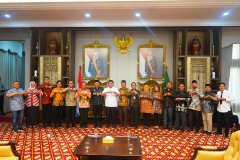 Gubernur Provinsi Sumatera Selatan (Sumsel), Herman Deru, menerima audiensi sepuluh kepala desa dan lurah peserta Peacemaker Justice Award (PJA) 2025 bersama Kepala Divisi Perancang Peraturan Perundang-Undangan dan Pembinaan Hukum (PPPH) Kanwil Kementerian Hukum (Kemenkum) Sumsel, Hendrik Pagiling, pada hari Jum'at, tanggal 22 Agustus 2025. (BEKISARMEDIA.ID/SIKUMBANG)