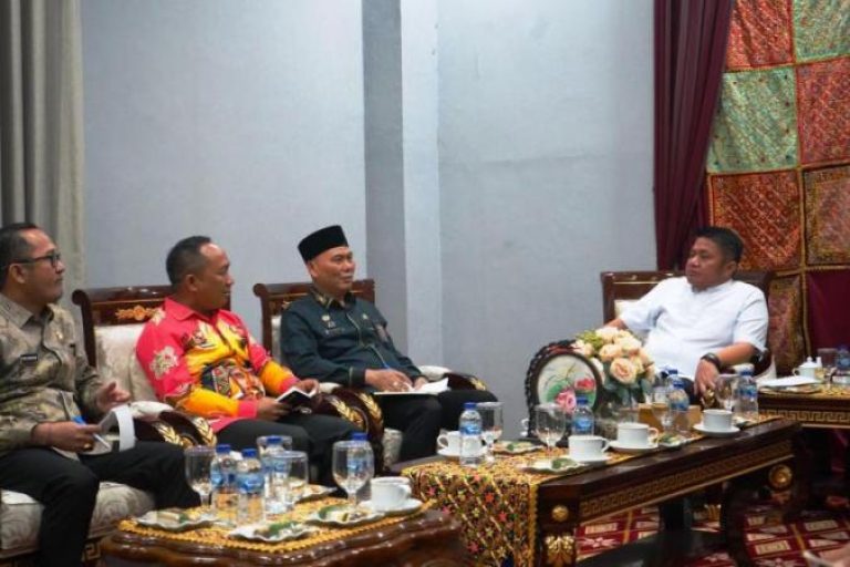 Gubernur Provinsi Sumatera Selatan (Sumsel), Herman Deru, menerima audiensi sepuluh kepala desa dan lurah peserta Peacemaker Justice Award (PJA) 2025 bersama Kepala Divisi Perancang Peraturan Perundang-Undangan dan Pembinaan Hukum (PPPH) Kanwil Kementerian Hukum (Kemenkum) Sumsel, Hendrik Pagiling, pada hari Jum'at, tanggal 22 Agustus 2025. (BEKISARMEDIA.ID/SIKUMBANG)
