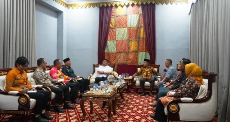 Gubernur Provinsi Sumatera Selatan (Sumsel), Herman Deru, menerima audiensi sepuluh kepala desa dan lurah peserta Peacemaker Justice Award (PJA) 2025 bersama Kepala Divisi Perancang Peraturan Perundang-Undangan dan Pembinaan Hukum (PPPH) Kanwil Kementerian Hukum (Kemenkum) Sumsel, Hendrik Pagiling, pada hari Jum'at, tanggal 22 Agustus 2025. (BEKISARMEDIA.ID/SIKUMBANG)
