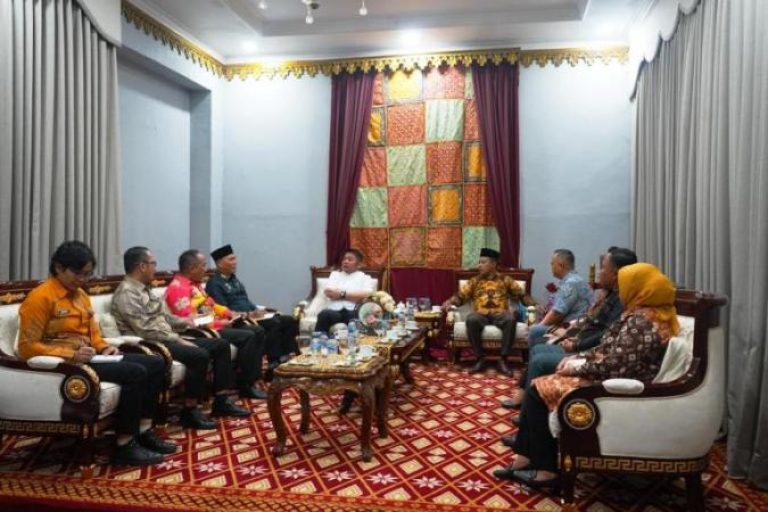 Gubernur Provinsi Sumatera Selatan (Sumsel), Herman Deru, menerima audiensi sepuluh kepala desa dan lurah peserta Peacemaker Justice Award (PJA) 2025 bersama Kepala Divisi Perancang Peraturan Perundang-Undangan dan Pembinaan Hukum (PPPH) Kanwil Kementerian Hukum (Kemenkum) Sumsel, Hendrik Pagiling, pada hari Jum'at, tanggal 22 Agustus 2025. (BEKISARMEDIA.ID/SIKUMBANG)