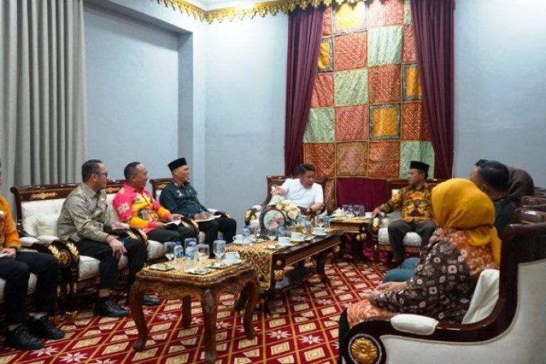 Gubernur Provinsi Sumatera Selatan (Sumsel), Herman Deru, menerima audiensi sepuluh kepala desa dan lurah peserta Peacemaker Justice Award (PJA) 2025 bersama Kepala Divisi Perancang Peraturan Perundang-Undangan dan Pembinaan Hukum (PPPH) Kanwil Kementerian Hukum (Kemenkum) Sumsel, Hendrik Pagiling, pada hari Jum'at, tanggal 22 Agustus 2025. (BEKISARMEDIA.ID/SIKUMBANG)