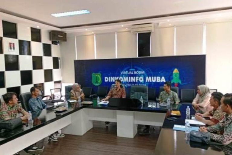 Pegawai di Bidang Persandian Dinas Komunikasi dan Informatika Kabupaten Musi Banyuasin menerima rombongan dari Dinas Kominfo PALI, pada hari Kamis, tanggal 7 Agustus 2025. (BEKISARMEDIA.ID/SIKUMBANG)