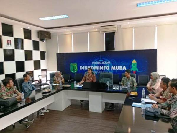 Pegawai di Bidang Persandian Dinas Komunikasi dan Informatika Kabupaten Musi Banyuasin menerima rombongan dari Dinas Kominfo PALI, pada hari Kamis, tanggal 7 Agustus 2025. (BEKISARMEDIA.ID/SIKUMBANG)