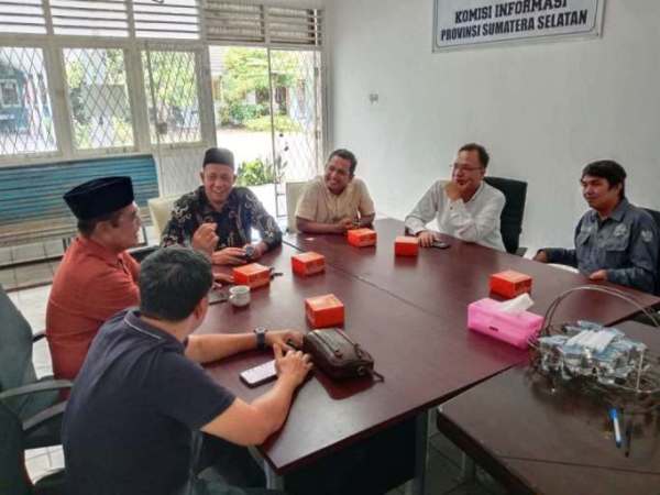 Dewan Pimpinan Daerah (DPD) Pro Jurnalismedia Siber (PJS) Sumatera Selatan (Sumsel) menggelar silaturahmi dengan Komisi Informasi (KI) Sumsel di ruang rapat KI Sumsel, pada hari Jum'at, tanggal 22 Agustus 2025. (BEKISARMEDIA.ID/MIFTAHUL)