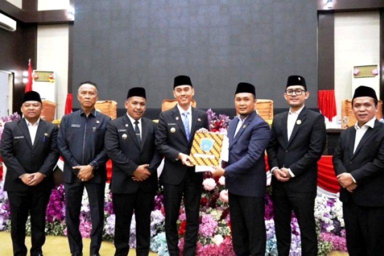 Badan Anggaran (Banggar) DPRD Kabupaten Ogan Komering Ilir (OKI) bersama Pemerintah Kabupaten (Pemkab) OKI menyepakati Rancangan Kebijakan Umum Anggaran (KUA) dan Prioritas Plafon Anggaran Sementara APBD tahun 2026. (BEKISARMEDIA.ID/SIKUMBANG)