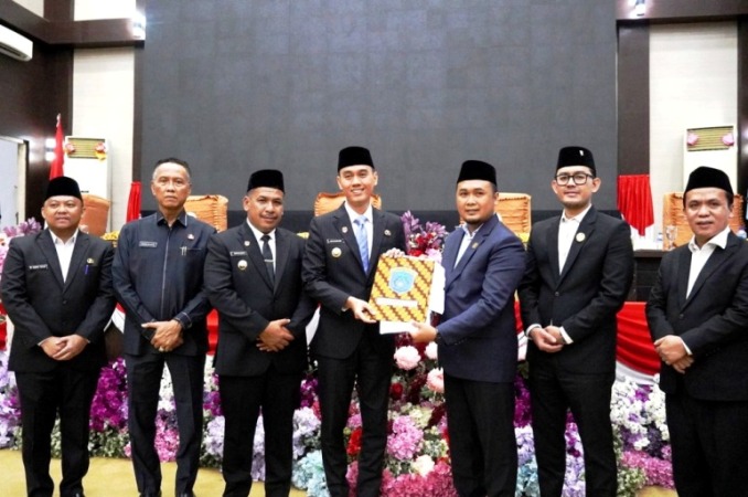 Badan Anggaran (Banggar) DPRD Kabupaten Ogan Komering Ilir (OKI) bersama Pemerintah Kabupaten (Pemkab) OKI menyepakati Rancangan Kebijakan Umum Anggaran (KUA) dan Prioritas Plafon Anggaran Sementara APBD tahun 2026. (BEKISARMEDIA.ID/SIKUMBANG)