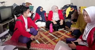 Mahasiswa Program Studi Kesehatan Masyarakat dari Universitas Kader Bangsa, melakukan dialog dengan warga terkait dengan praktek pada mata kuliha Kesehatan Lingkungan Kawasan Industri, hari Selasa, tanggal 5 Agustus 2025. (BEKISARMEDIA.ID/MARWAH)