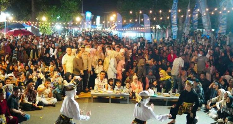 Bupati OKI, H. Muchendi Mahzareki, menghadiri Malam Tapai di Kawasan Tugu Jam Kayuagung, pada hari Jum'at malam, tanggal 29 Agustus 2025. (BEKISARMEDIA.ID/SIKUMBANG)