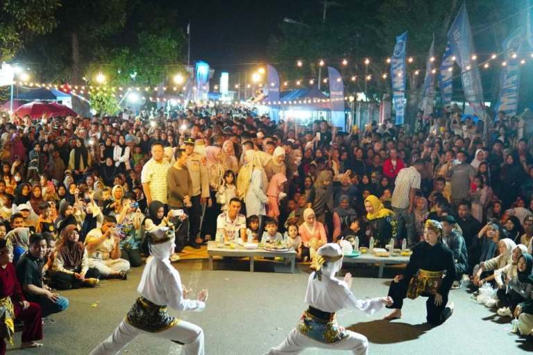 Bupati OKI, H. Muchendi Mahzareki, menghadiri Malam Tapai di Kawasan Tugu Jam Kayuagung, pada hari Jum'at malam, tanggal 29 Agustus 2025. (BEKISARMEDIA.ID/SIKUMBANG)