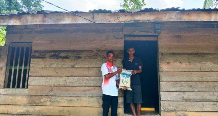 Pemerintah Kabupaten Musi Banyuasin (Pemkab Muba) bergerak cepat menyalurkan bantuan pangan bagi warga terdampak bencana angin puting beliung yang melanda Desa Mekar Jaya, Kecamatan Jirak Jaya, pada hari Sabtu, tanggal 23 Agustus 2025. (BEKISARMEDIA.ID/SIKUMBANG)