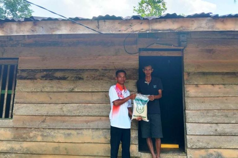 Pemerintah Kabupaten Musi Banyuasin (Pemkab Muba) bergerak cepat menyalurkan bantuan pangan bagi warga terdampak bencana angin puting beliung yang melanda Desa Mekar Jaya, Kecamatan Jirak Jaya, pada hari Sabtu, tanggal 23 Agustus 2025. (BEKISARMEDIA.ID/SIKUMBANG)