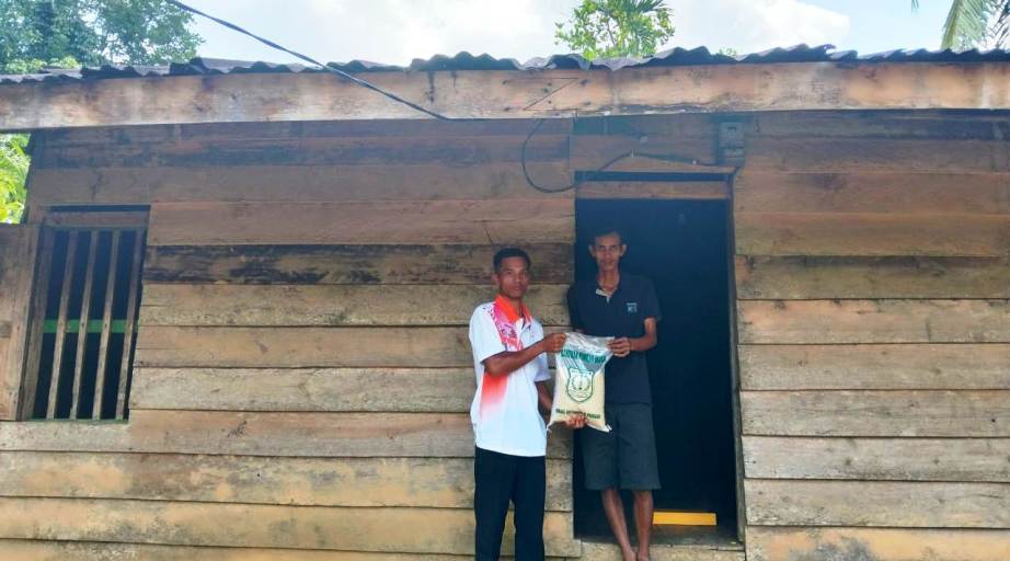Pemerintah Kabupaten Musi Banyuasin (Pemkab Muba) bergerak cepat menyalurkan bantuan pangan bagi warga terdampak bencana angin puting beliung yang melanda Desa Mekar Jaya, Kecamatan Jirak Jaya, pada hari Sabtu, tanggal 23 Agustus 2025. (BEKISARMEDIA.ID/SIKUMBANG)