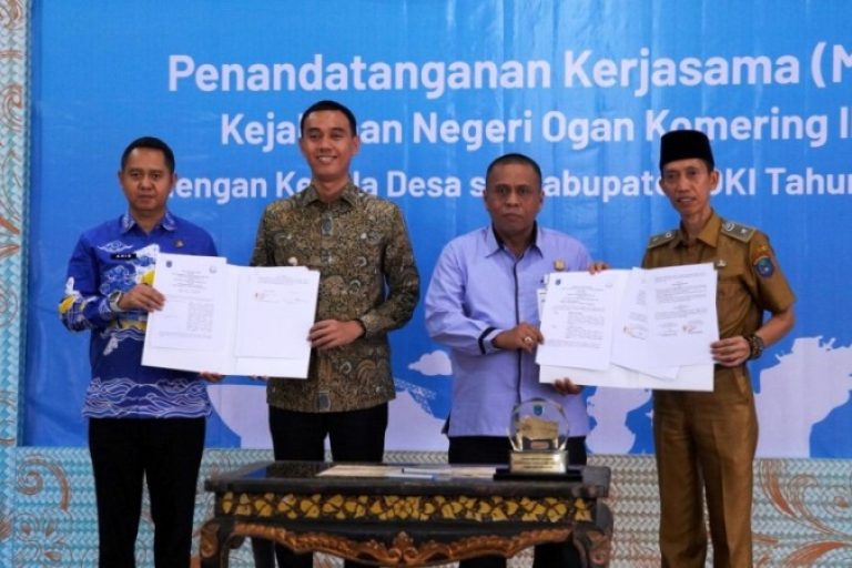 Bupati OKI, H. Muchendi Mahzareki, menandatangani Nota Kesepakatan dengan seluruh Kepala Desa di Kabupaten OKI, dalam rangka memperkuat pengawasan hukum terkait pemanfaatan dana desa, di Pendopo Kabupaten OKI, pada hari Kamis, tanggal 7 Agustus 2025. (BEKISARMEDIA.ID/SIKUMBANG)