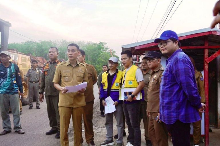 Bupati OKI, H. Muchendi Mahzareki, saat melakukan peninjauan perbaikan dan pengerasan jalan di Kecamatan Tulung Selapan, hari Selasa, tanggal 26 Agustus 2025. (BEKISARMEDIA.ID/SIKUMBANG)