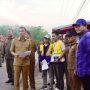 Bupati OKI, H. Muchendi Mahzareki, saat melakukan peninjauan perbaikan dan pengerasan jalan di Kecamatan Tulung Selapan, hari Selasa, tanggal 26 Agustus 2025. (BEKISARMEDIA.ID/SIKUMBANG)