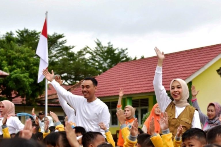 Bupati OKI, H. Muchendi Mahzareki, mengikuti Senam Sehat yang dipusatkan di halaman TK Negeri Pembina Kayuagung, pada hari Kamis pagi, tanggal 31 Juli 2025, dalam rangka peringatan Hari Anak Nasional. (BEKISARMEDIA.ID/SIKUMBANG)