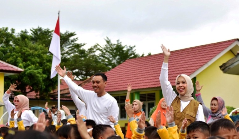 Bupati OKI, H. Muchendi Mahzareki, mengikuti Senam Sehat yang dipusatkan di halaman TK Negeri Pembina Kayuagung, pada hari Kamis pagi, tanggal 31 Juli 2025, dalam rangka peringatan Hari Anak Nasional. (BEKISARMEDIA.ID/SIKUMBANG)