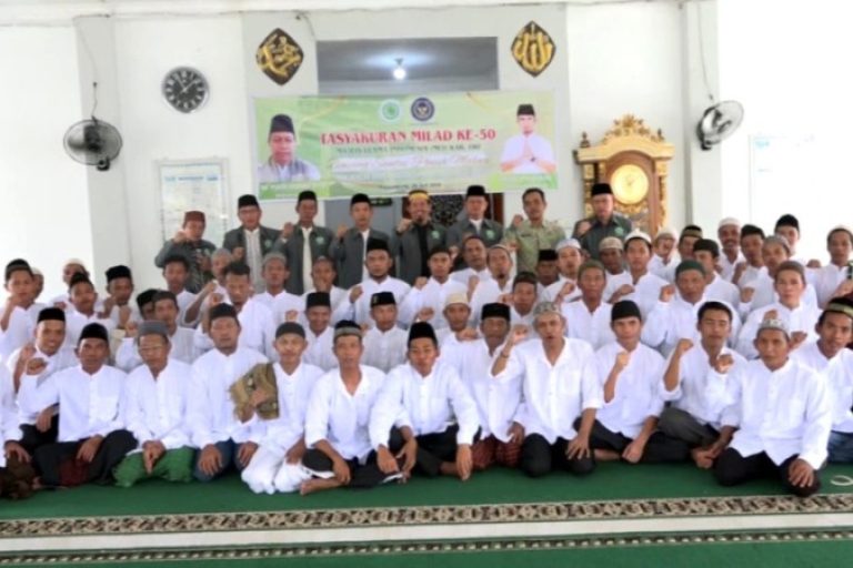 Dalam rangka memperingati Milad ke-50 Majelis Ulama Indonesia (MUI), MUI Kabupaten Ogan Komering Ilir (OKI) menggelar acara tasyakuran yang penuh makna di Masjid Darul Hikmah, Lembaga Pemasyarakatan (Lapas) Kelas IIB Kayuagung, pada hari Jum'at, tanggal 1 Agustus 2025. (foto : Newsroom PJS Sumsel)
