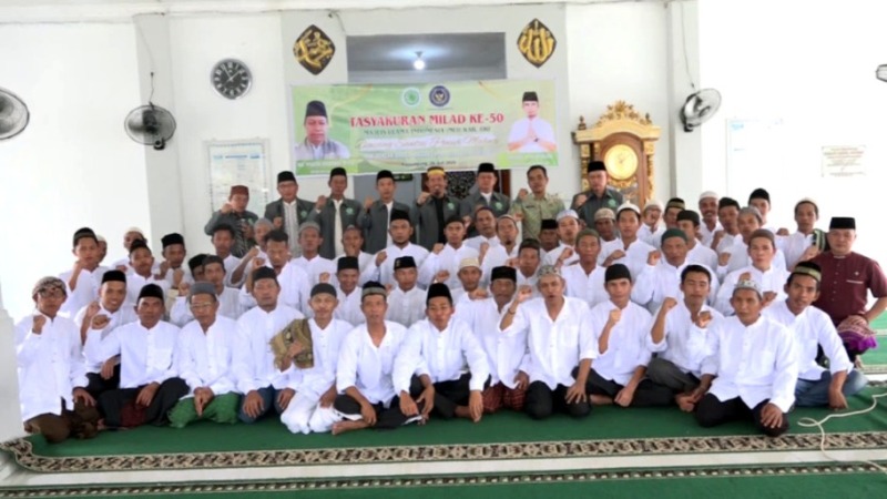 Dalam rangka memperingati Milad ke-50 Majelis Ulama Indonesia (MUI), MUI Kabupaten Ogan Komering Ilir (OKI) menggelar acara tasyakuran yang penuh makna di Masjid Darul Hikmah, Lembaga Pemasyarakatan (Lapas) Kelas IIB Kayuagung, pada hari Jum'at, tanggal 1 Agustus 2025. (foto : Newsroom PJS Sumsel)