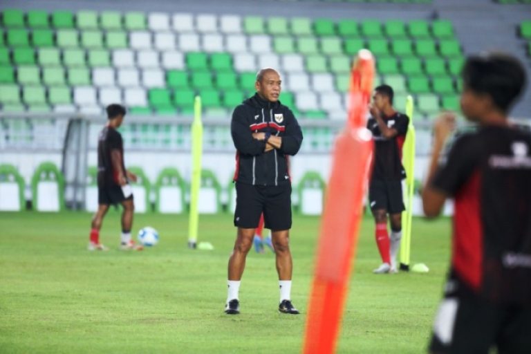Pelatih Tim Nasional Indonesia U-17, Nova Arianto memimpin latihan perdana di Stadion Utama Sumatera Utara, Medan, pada hari Sabtu malam, tanggal 9 Agustus 2025. (foto : pssi.org)