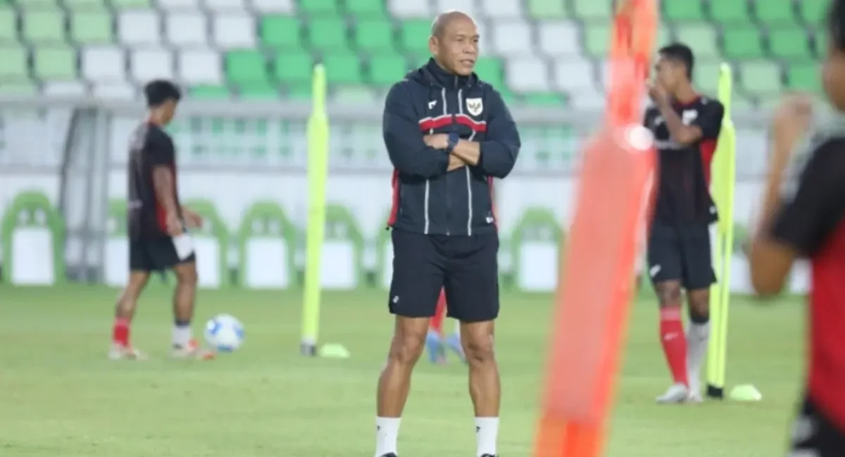 Pelatih Tim Nasional Indonesia U-17, Nova Arianto memimpin latihan perdana di Stadion Utama Sumatera Utara, Medan, pada hari Sabtu malam, tanggal 9 Agustus 2025. (foto : pssi.org)