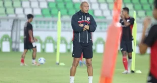 Pelatih Tim Nasional Indonesia U-17, Nova Arianto memimpin latihan perdana di Stadion Utama Sumatera Utara, Medan, pada hari Sabtu malam, tanggal 9 Agustus 2025. (foto : pssi.org)