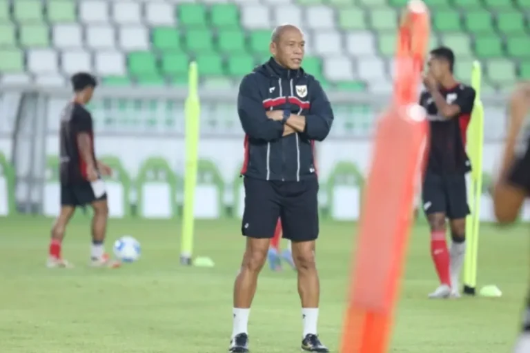 Pelatih Tim Nasional Indonesia U-17, Nova Arianto memimpin latihan perdana di Stadion Utama Sumatera Utara, Medan, pada hari Sabtu malam, tanggal 9 Agustus 2025. (foto : pssi.org)