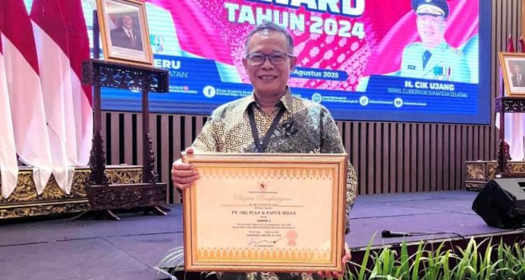 Vice Director PT OKI Pulp & Paper Mills, Gadang Harto Hartawan, menerima penghargaan Juara 1 Paritrana Award Tingkat Provinsi Sumatera Selatan (Sumsel) Tahun 2024, untuk kategori Badan Usaha Sektor Pertambangan, Manufaktur, dan Konstruksi, pada hari Rabu, tanggal 27 Agustus 2025. (BEKISARMEDIA.ID/SIKUMBANG)