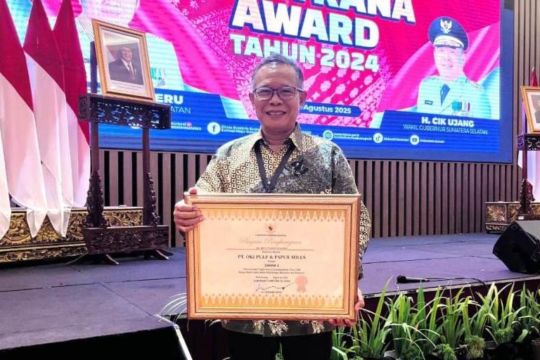 Vice Director PT OKI Pulp & Paper Mills, Gadang Harto Hartawan, menerima penghargaan Juara 1 Paritrana Award Tingkat Provinsi Sumatera Selatan (Sumsel) Tahun 2024, untuk kategori Badan Usaha Sektor Pertambangan, Manufaktur, dan Konstruksi, pada hari Rabu, tanggal 27 Agustus 2025. (BEKISARMEDIA.ID/SIKUMBANG)