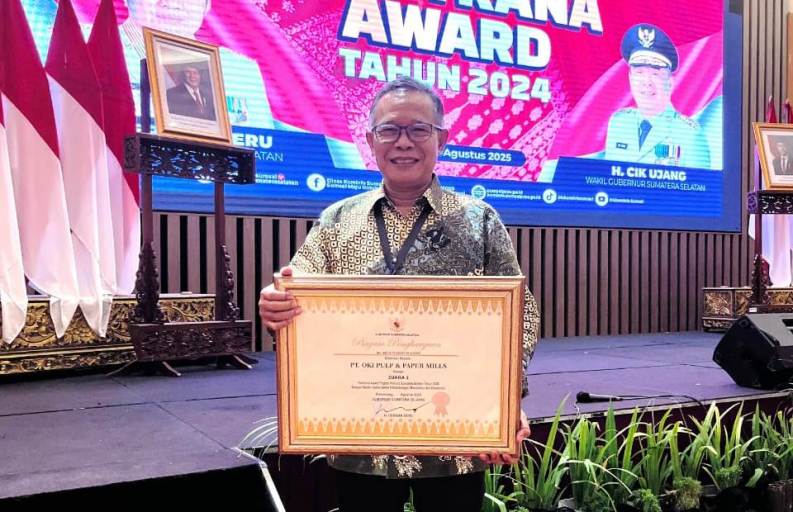 Vice Director PT OKI Pulp & Paper Mills, Gadang Harto Hartawan, menerima penghargaan Juara 1 Paritrana Award Tingkat Provinsi Sumatera Selatan (Sumsel) Tahun 2024, untuk kategori Badan Usaha Sektor Pertambangan, Manufaktur, dan Konstruksi, pada hari Rabu, tanggal 27 Agustus 2025. (BEKISARMEDIA.ID/SIKUMBANG)