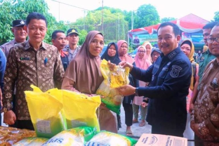 Wakil Bupati Muba, Rohman, membuka kegiatan Gerakan Pangan Murah di halaman kantor Dinas Ketahanan Pangan Kabupaten Muba, pada hari Kamis, tanggal 7 Agustus 2025. (BEKISARMEDIA.ID/SIKUMBANG)
