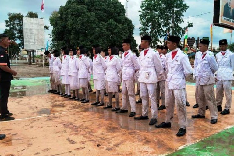 Pasukan Pengibar Bendera (Paskibra) pada prosesi penurunan bendera Merah Putih dalam rangka HUT ke-80 Republik Indonesia di Lapangan Desa Dandar Agung, Kecamatan Lalan, pada hari Minggu, tanggal 17 Agustus 2025. (BEKISARMEDIA.ID/SIKUMBANG)
