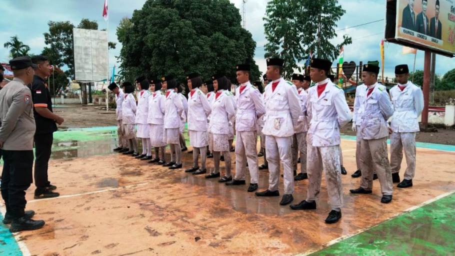 Pasukan Pengibar Bendera (Paskibra) pada prosesi penurunan bendera Merah Putih dalam rangka HUT ke-80 Republik Indonesia di Lapangan Desa Dandar Agung, Kecamatan Lalan, pada hari Minggu, tanggal 17 Agustus 2025. (BEKISARMEDIA.ID/SIKUMBANG)