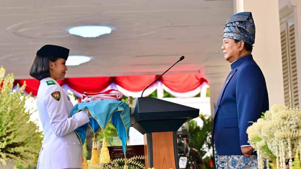 Presiden Republik Indonesia, Prabowo Subianto, memimpin Upacara Penurunan Bendera di halaman Istana Merdeka, Jakarta, pada Minggu sore, 17 Agustus 2025. (foto: BPMI Setpres)