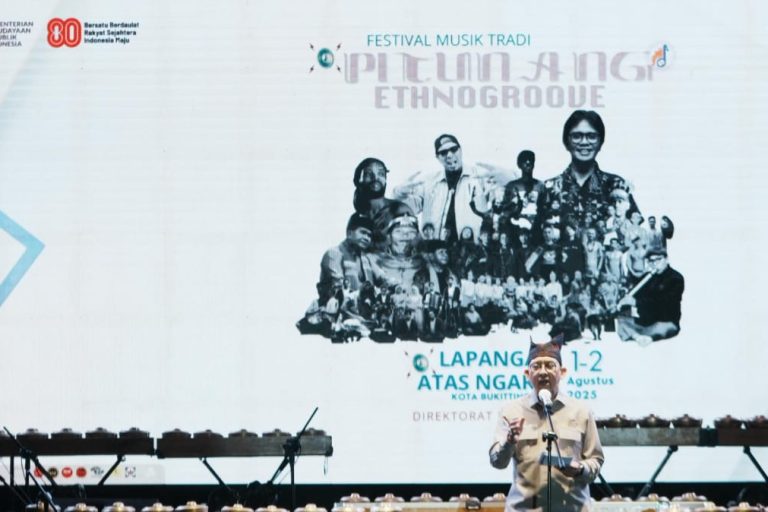Menteri Kebudayaan Republik Indonesia, Fadli Zon, meresmikan Pitunang Ethnogroove 2025, festival musik tradisi yang digelar pada 1–2 Agustus 2025 di Lapangan Ateh Ngarai, Kota Bukittinggi. (foto : kemenbud.go.id)